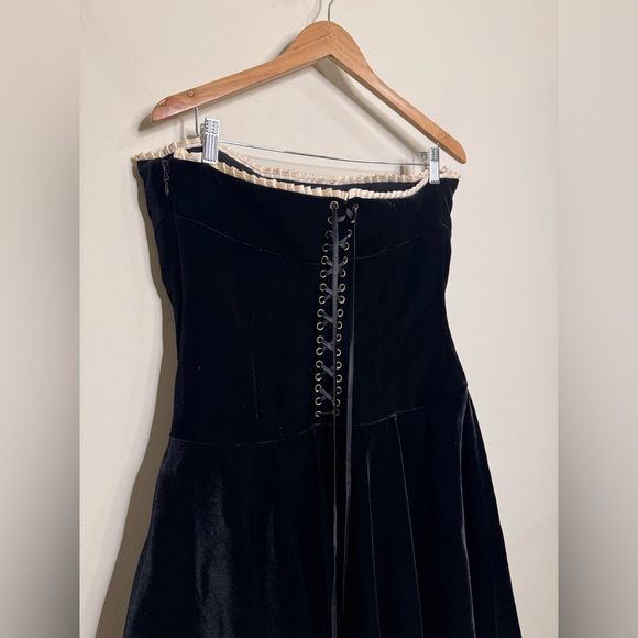 HOUSE‎ OF CB Marilla Black Velvet Strapless Dress - Picture 10 of 11